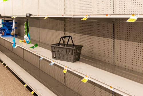   Los estantes de las tiendas de comestibles están vacíos debido a la compra de pánico causada por la pandemia del caronavirus.