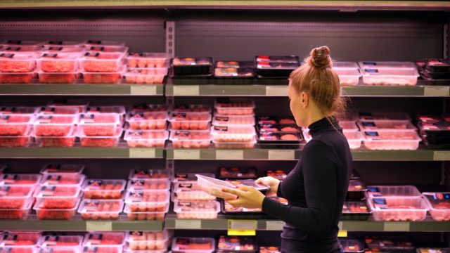 Ja jūsu ledusskapī ir kāds no šiem gaļas produktiem, neēdiet tos, brīdina USDA