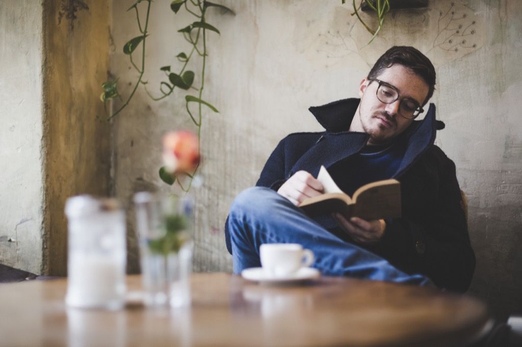 Prillidega mees restoranilauas raamatut lugemas, avatud abielu