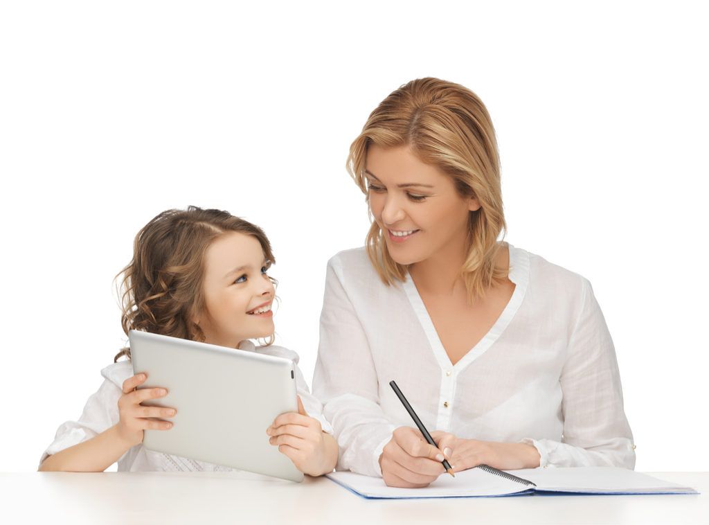 Ibu Mengajar Putri Cara Membaca Parenting
