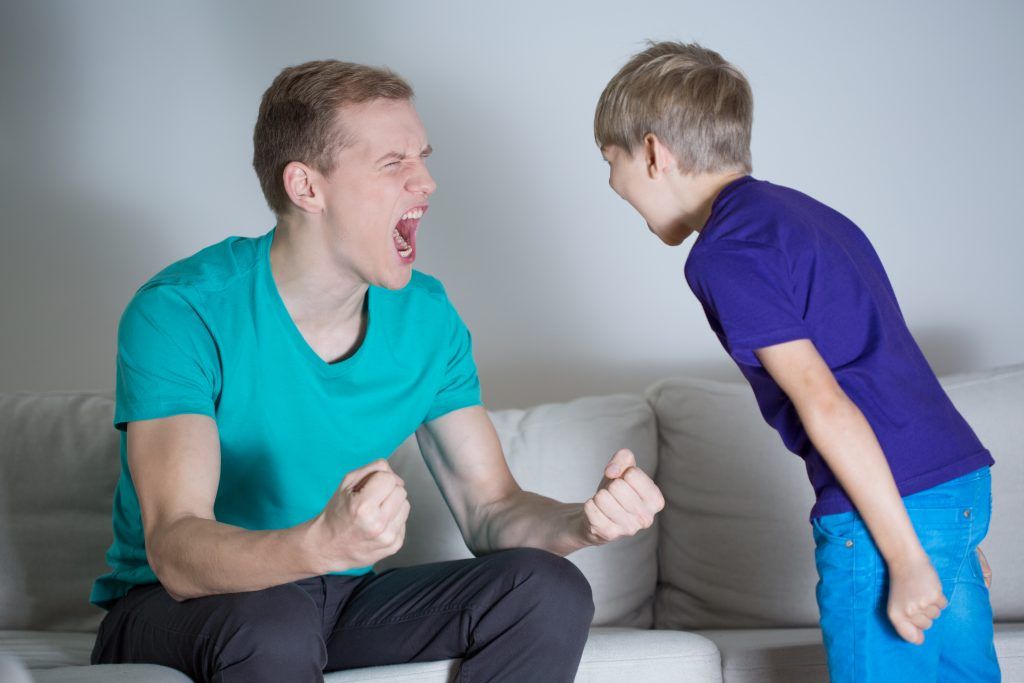 Tata krzyczy na rodzicielstwo syna