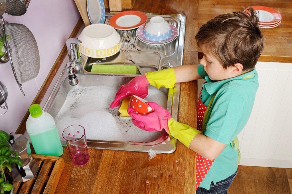Ребенок, мытье посуды, воспитание