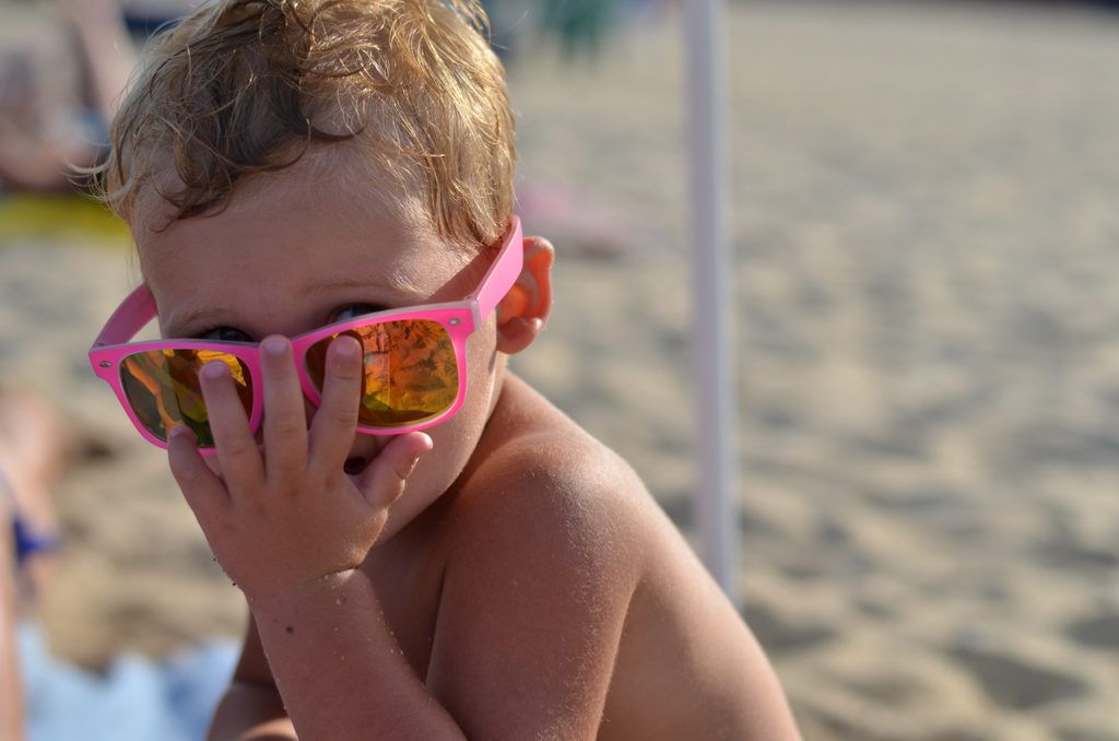 Chłopiec z różowymi okularami przeciwsłonecznymi dla rodziców