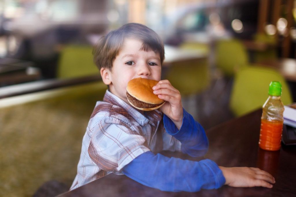 Bērnu ēšana Hamburger Parenting