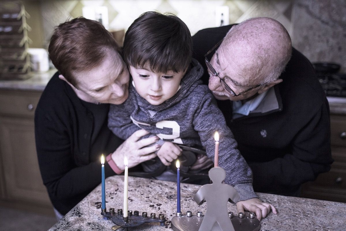 Еврейски баби и дядовци осветяват менората с внуче