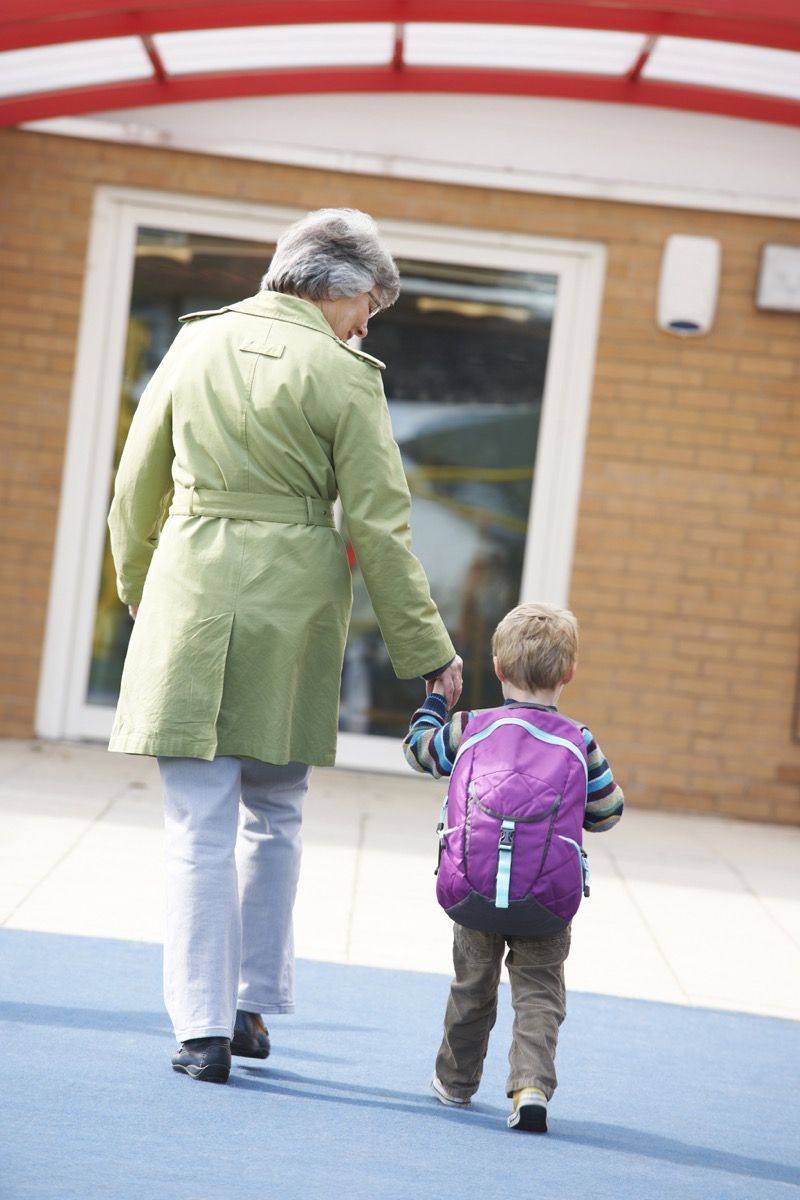 Баба разхожда внука до училище