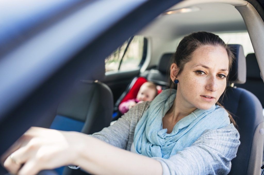 млада жена, шофираща майките никога не трябва да казват