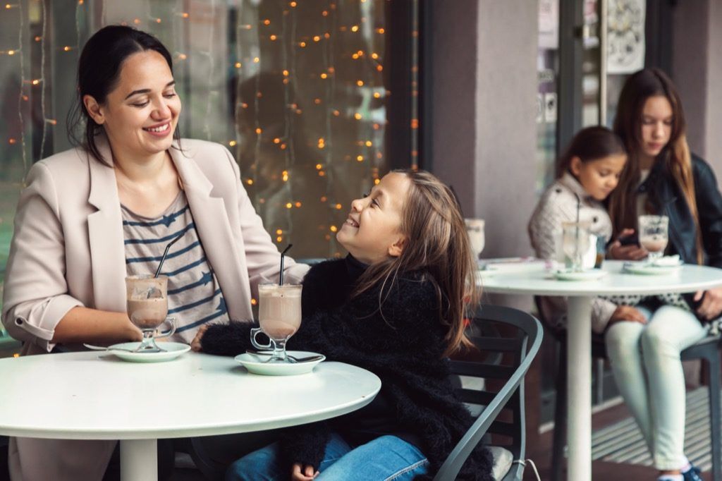 mor og datter på cafe Moms Should Never Say