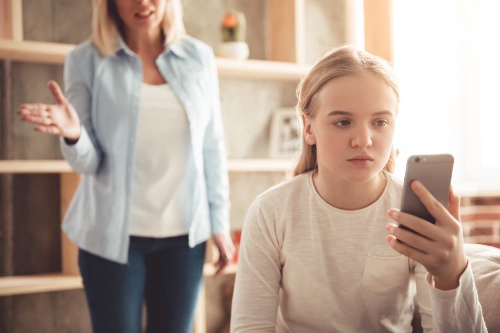teenager på mobiltelefon Moms Should Never Say