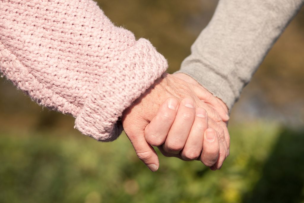 älteres Ehepaar Händchen haltend, bessere Frau nach 40