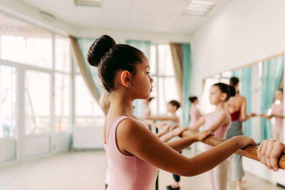 Vaikų, praktikuojančių baletą šokių studijoje, nuotrauka