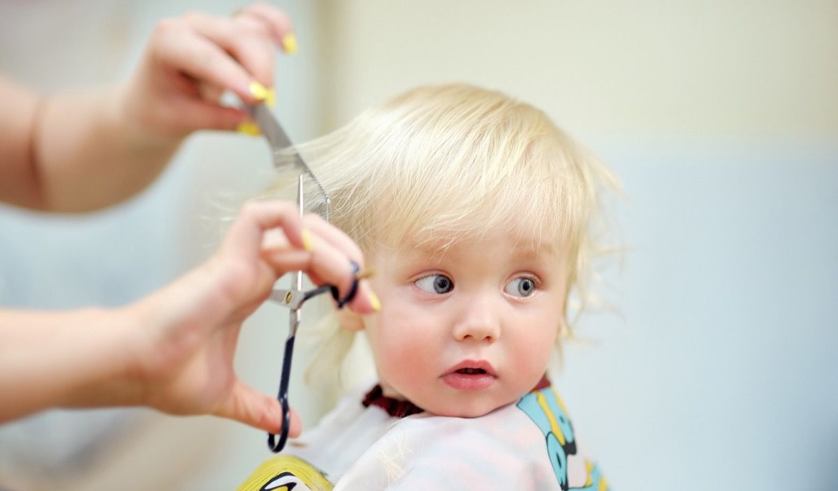 Close Up retrato de niño pequeño obteniendo su primer corte de pelo