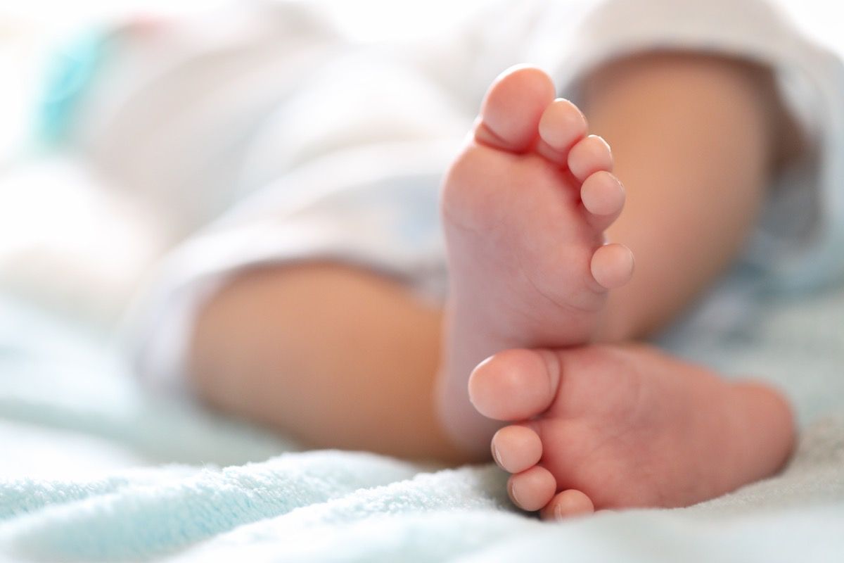 Arti mažų kūdikio kojų