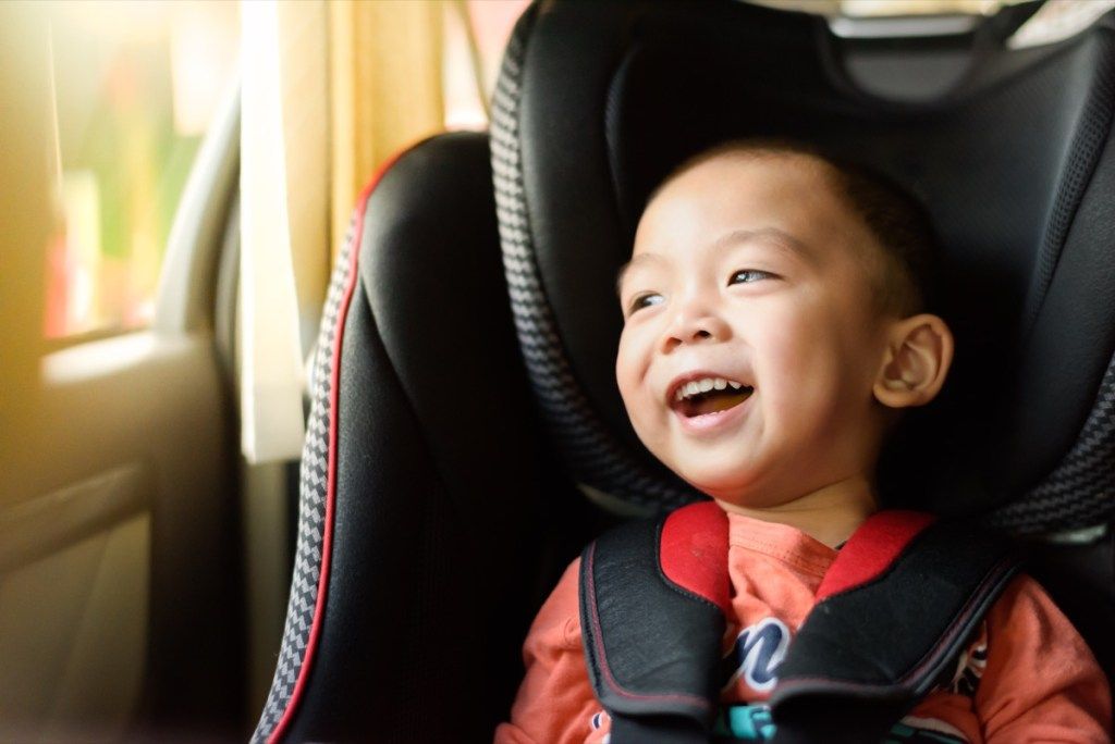 कार सीट की चीजों में बच्चे को दादा-दादी को कभी नहीं करना चाहिए