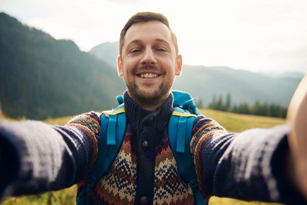 muškarac planinarski selfie Samac u tridesetima i neženja