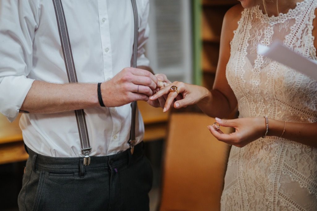 novios intercambiando anillos esta es la edad a la que la mayoría de las personas se casan en todos los estados de EE. UU.