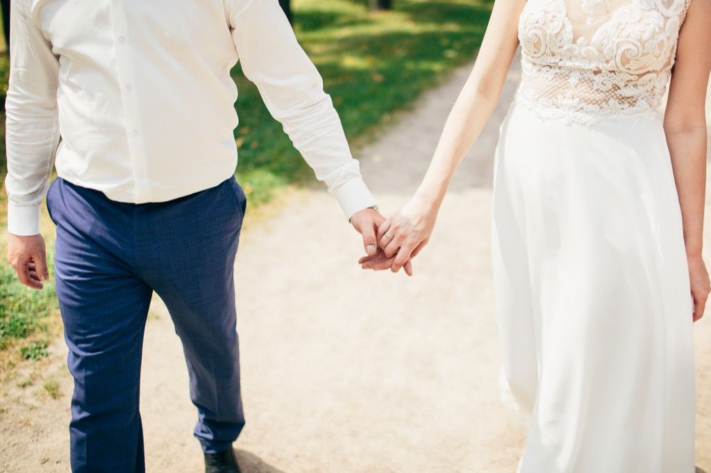 pareja tomados de la mano esta es la edad a la que la mayoría de las personas se casan en todos los estados de EE. UU.