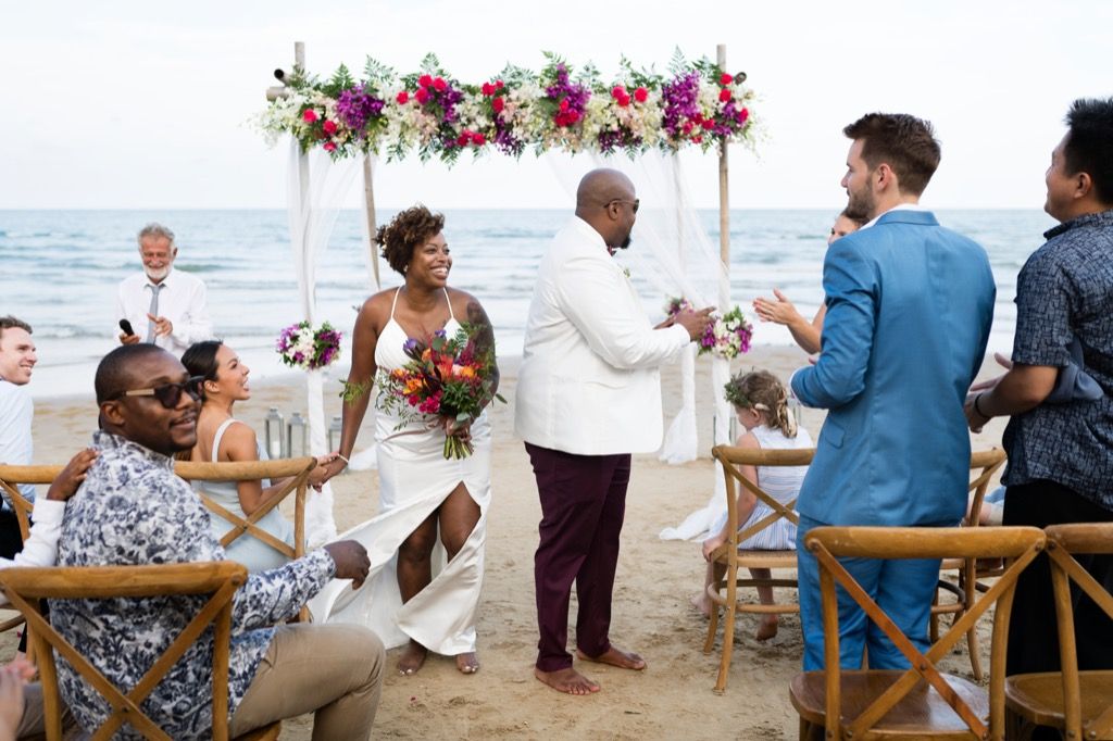 paplūdimio vestuvių nuotaka ir jaunikis yra tas amžius, kai dauguma žmonių tuokiasi kiekvienoje JAV valstijoje