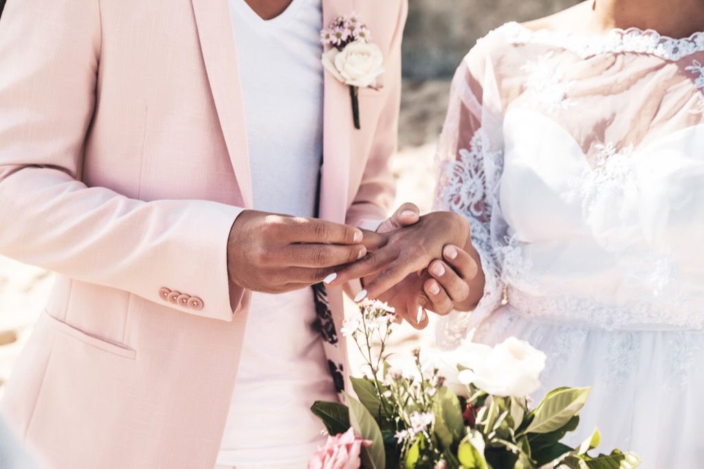 novio colocando el anillo en la novia