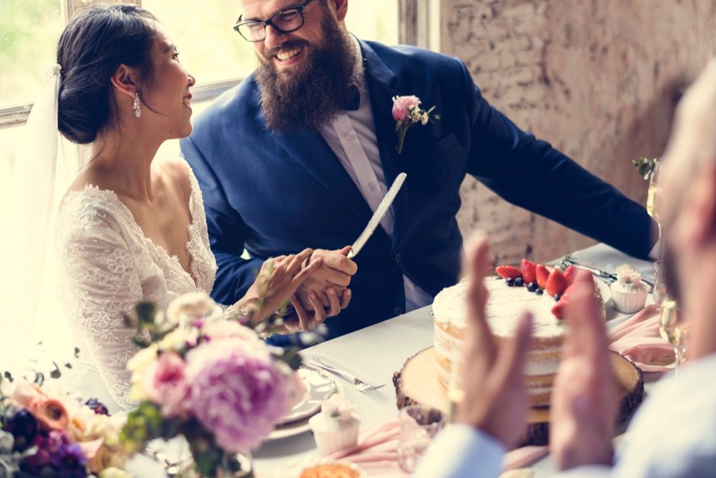 คู่รักที่ตัดเค้กแต่งงานเป็นช่วงอายุที่คนส่วนใหญ่แต่งงานกันในทุกรัฐของสหรัฐอเมริกา