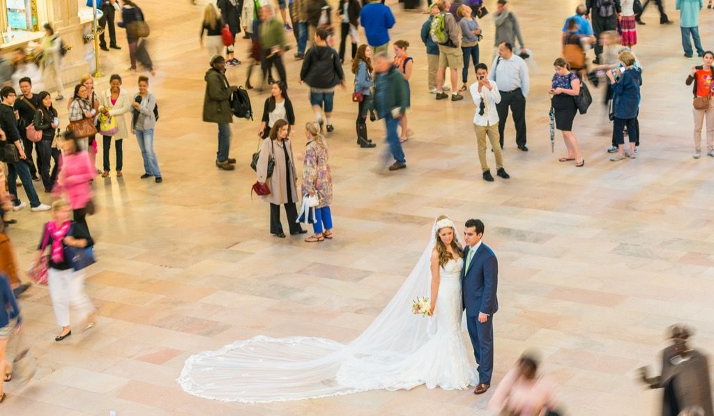 la novia y el novio en la gran estación central esta es la edad a la que la mayoría de las personas se casan en todos los estados de EE. UU.