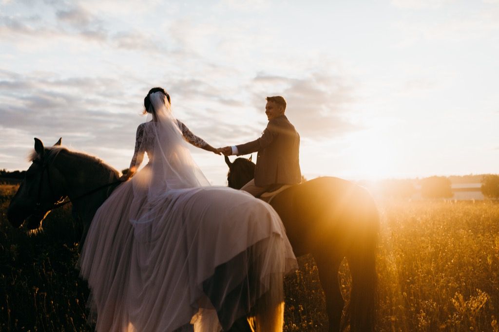 novios a caballo Esta es la edad a la que la mayoría de las personas se casan en todos los estados de EE. UU.