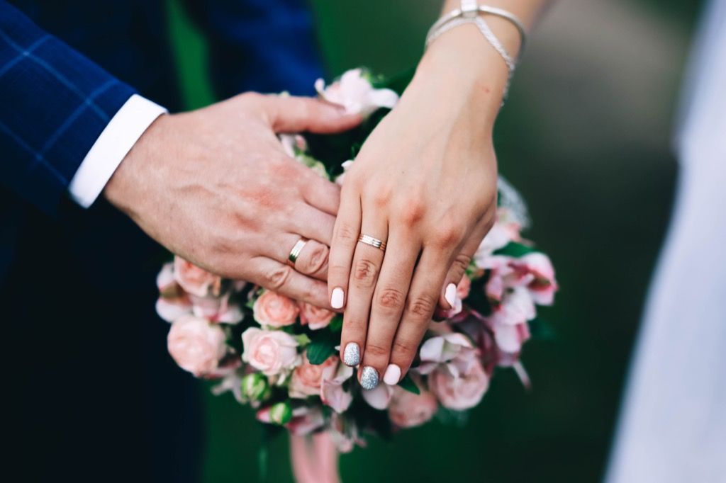 แหวนแต่งงานเจ้าสาวและเจ้าบ่าวและช่อดอกไม้งานแต่งงาน