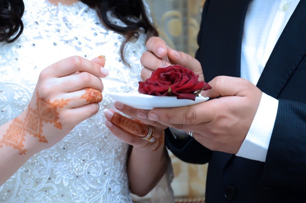 novios comiendo pastel de bodas esta es la edad a la que la mayoría de las personas se casan en todos los estados de EE. UU.