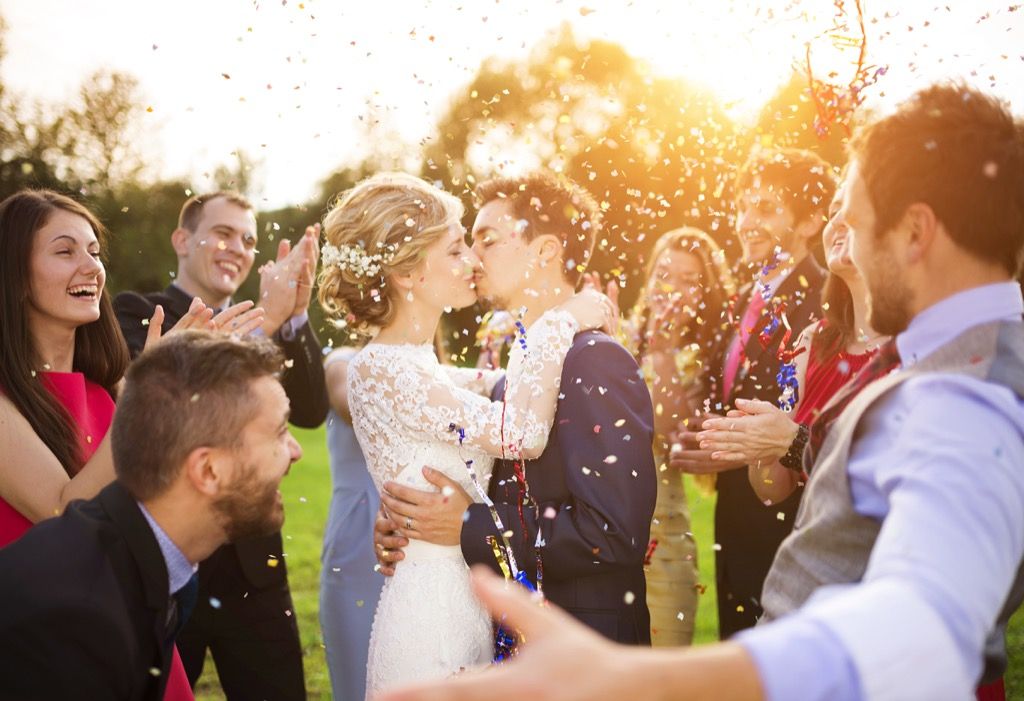 เจ้าสาวจูบเจ้าบ่าวในงานแต่งงานกลางแจ้งซึ่งเป็นช่วงอายุที่คนส่วนใหญ่แต่งงานกันในทุกรัฐของสหรัฐฯ