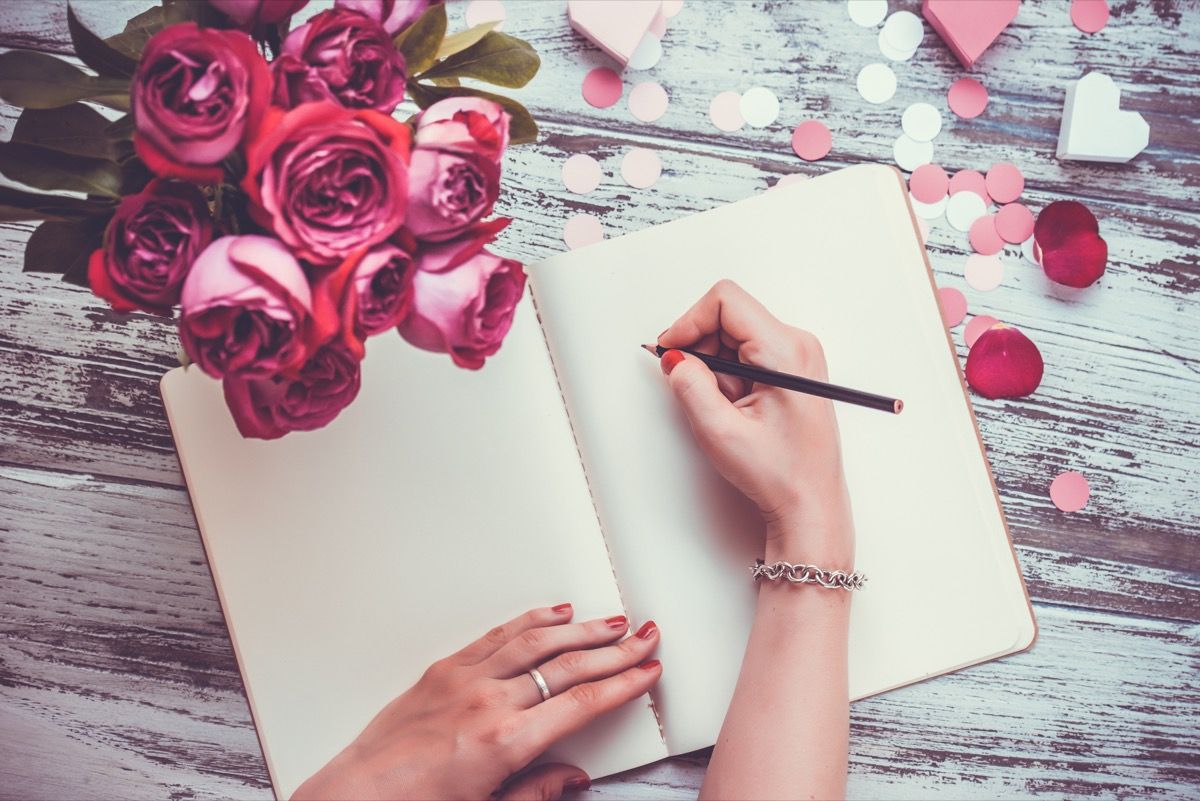 Sieviete raksta mīlas vēstuli