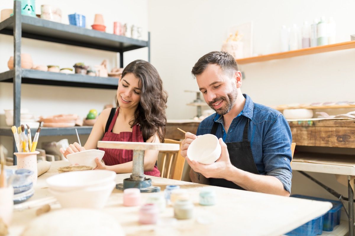 Pāris ņemot mākslas klasi, krāsojot māla traukus