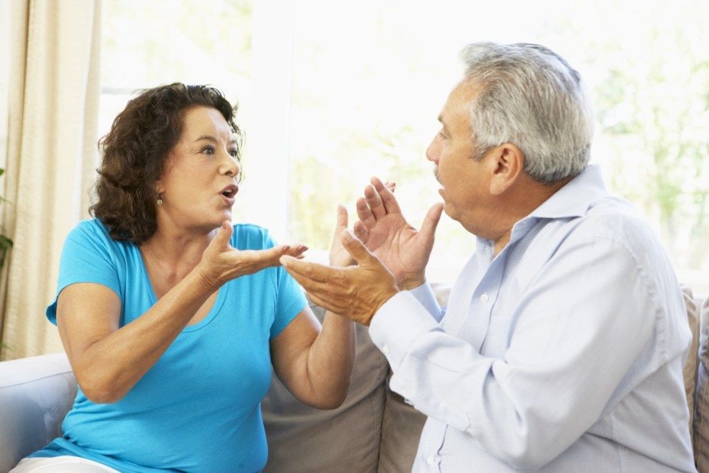 starší hispánský pár se hádá