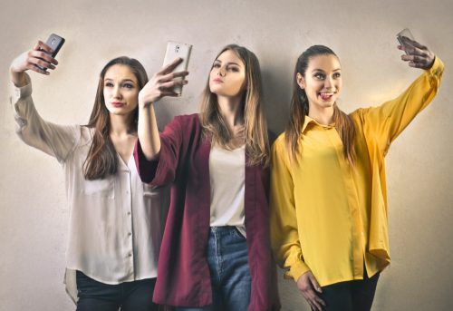   Tři dívky, které si dělají selfie