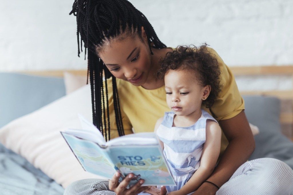 γυναίκα ανάγνωση στο παιδί, συμβουλές για γονείς