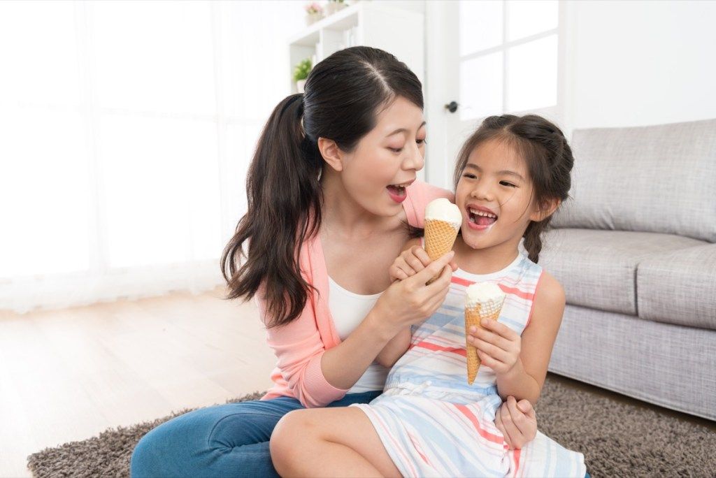 asiatisk mor spiser is med ung datter