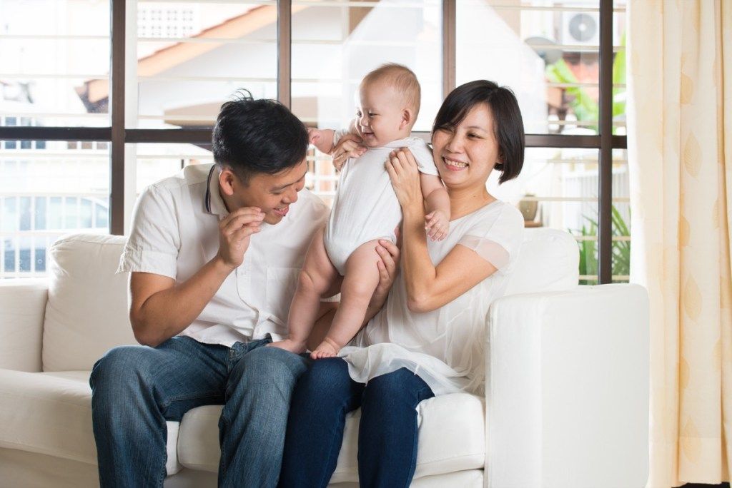 asiatiske forældre med ung baby