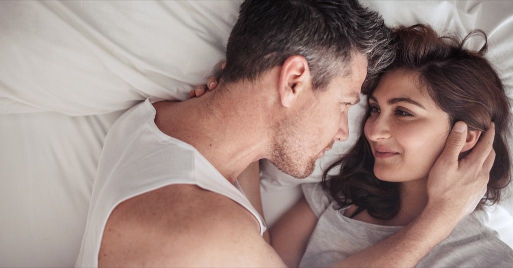 Para w łóżku rodzicielstwa seks