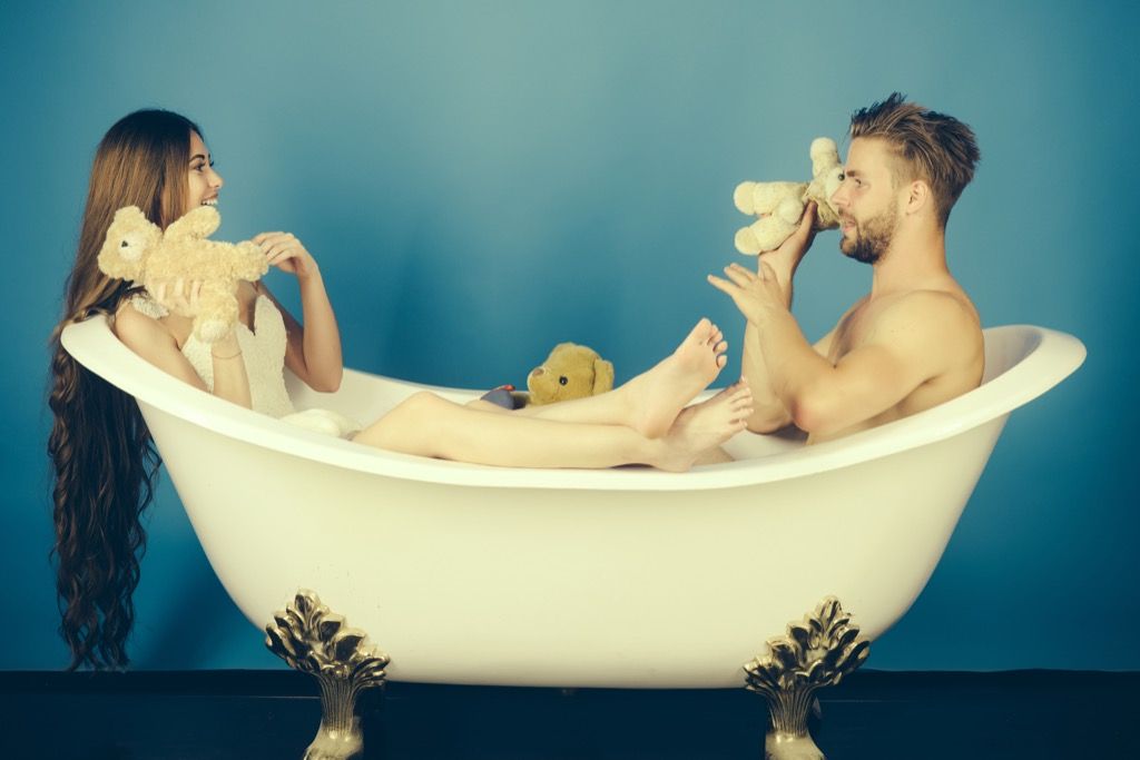 къпането заедно може да помогне на двойките да се отпуснат