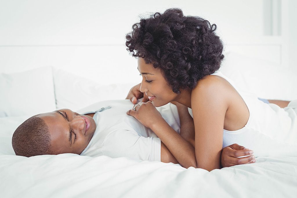 полагането в леглото заедно може да помогне на двойките да се отпуснат