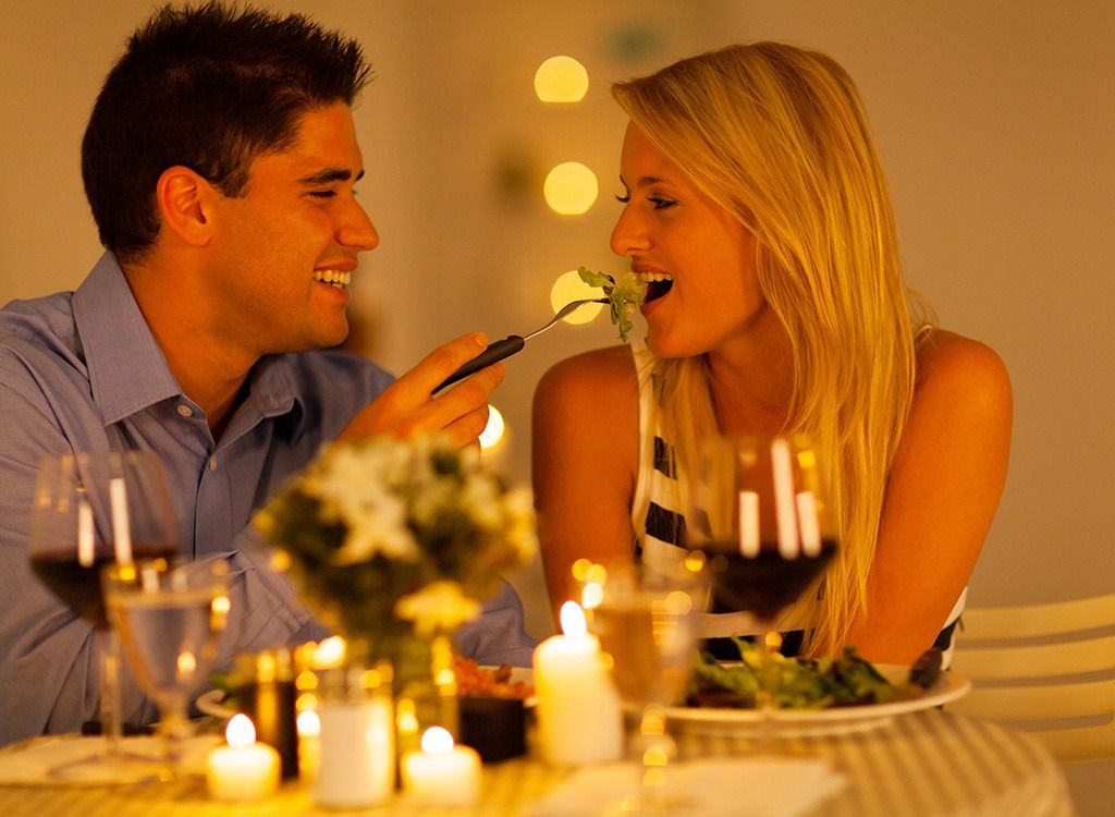 etwas ausgefallenes zusammen zu essen kann Paaren helfen, sich zu entspannen
