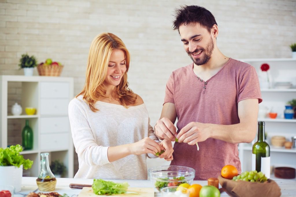 пары, готовящие вместе, могут помочь им расслабиться