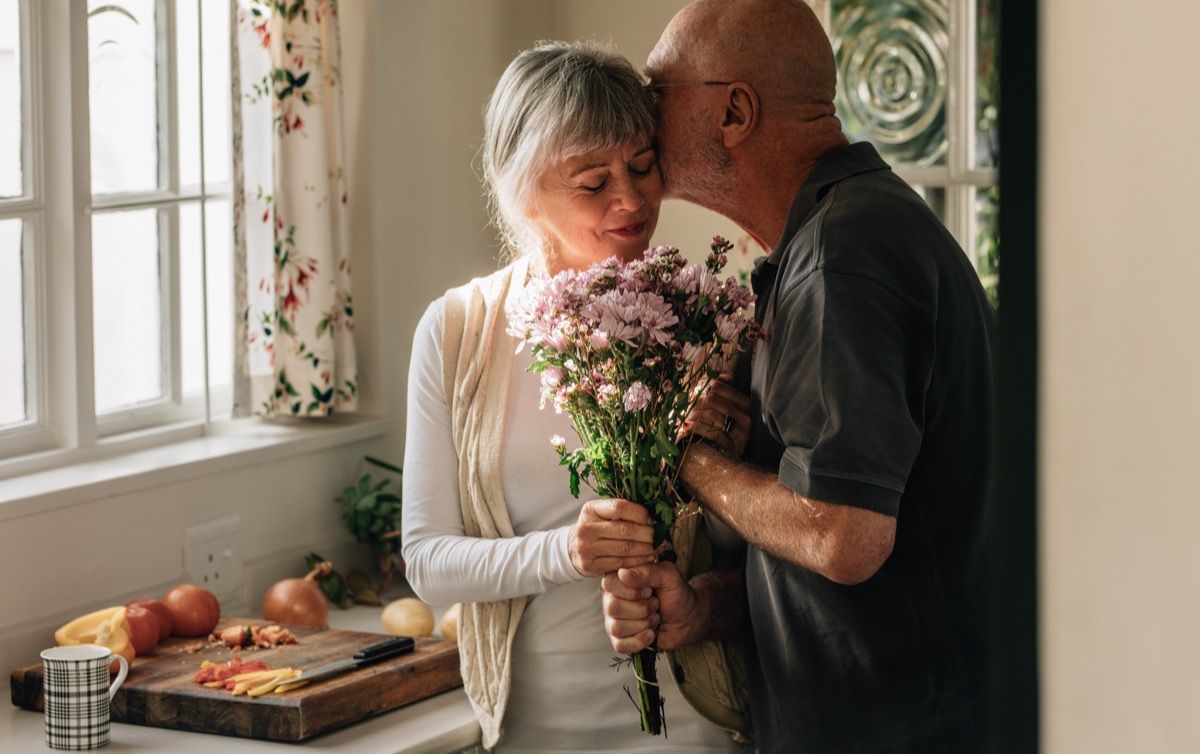 꽃으로 그의 아내를 놀라게하는 노인