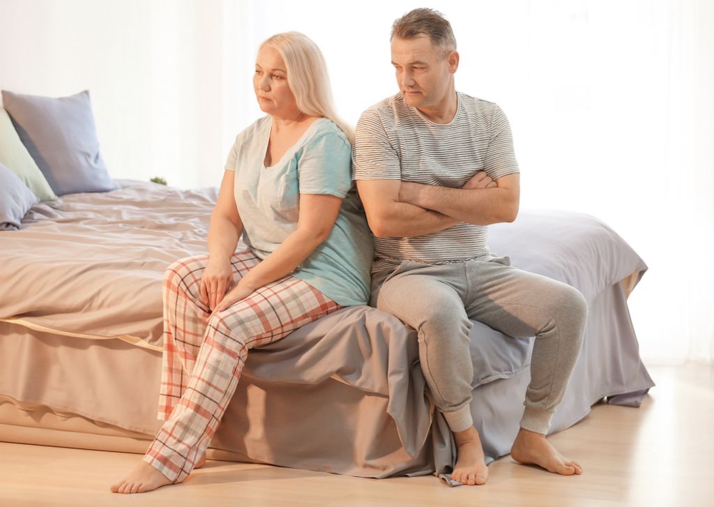 vidutinio amžiaus pora, ginčydamasi savo miegamajame, dalykų, kurių niekada neturėtumėte pasakyti savo sutuoktiniui