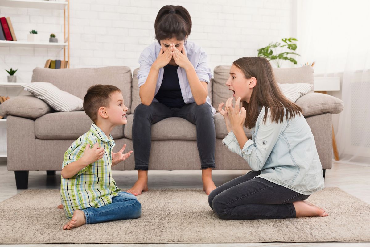 La mamma è stressata dai bambini che urlano che litigano tra loro