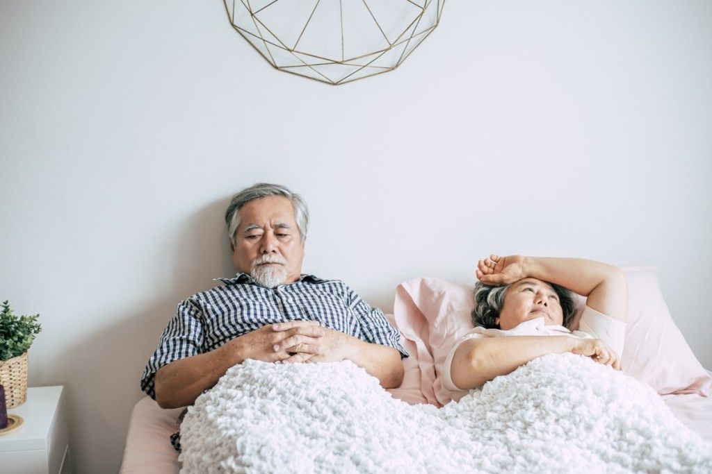 starší pár bojuje v posteli muži
