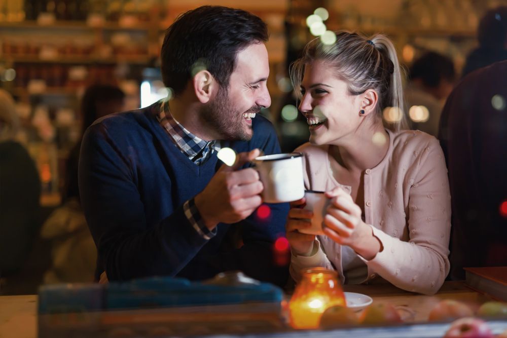 vyras ir moterys pasimatyme su gėrimais ir žvakėmis - ką pasakyti per pirmą pasimatymą
