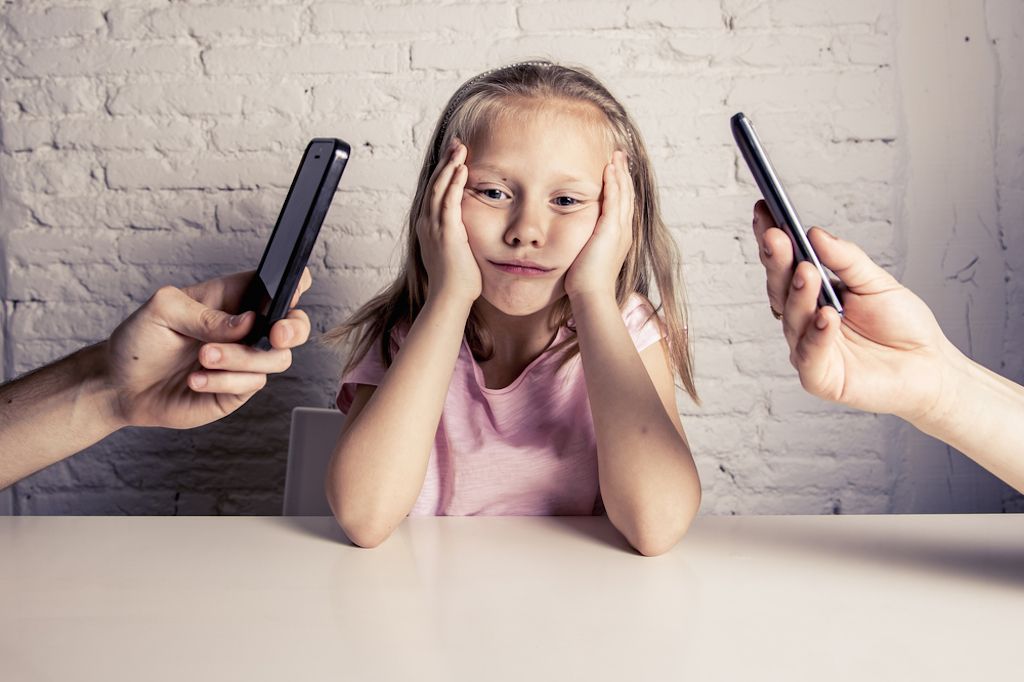 i bambini si imbronciano ai genitori che sfogliano i telefoni.