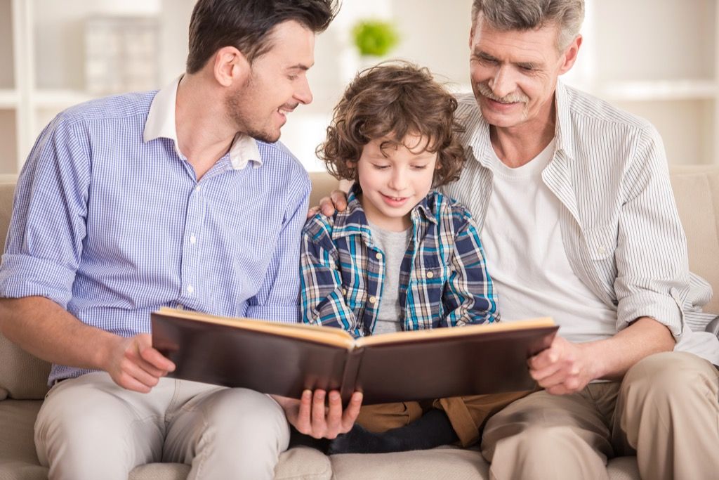 papá, hijo, y, abuelo, lectura, libro