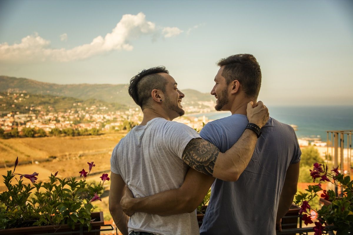 Coppia gay escursionismo in vacanza