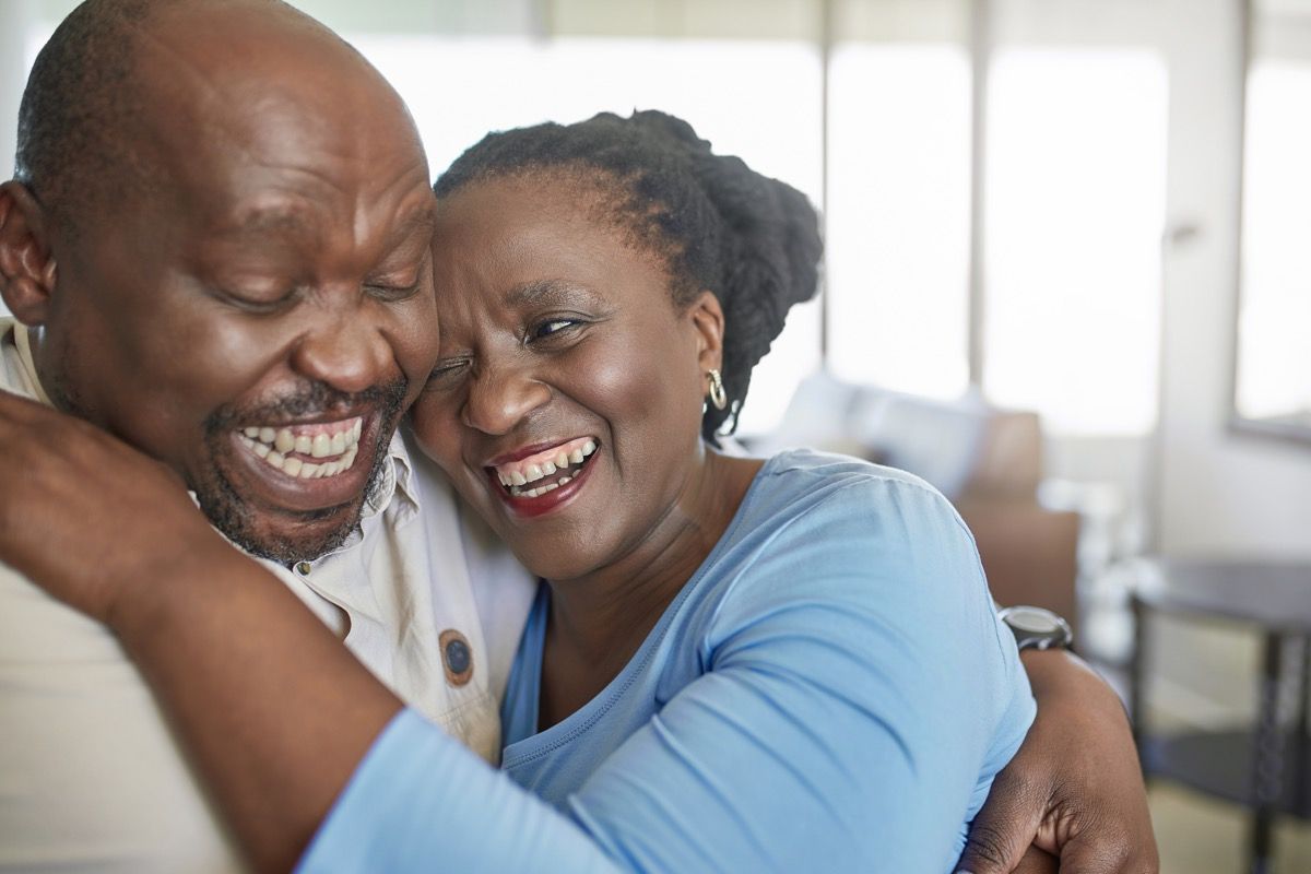 äldre par skrattar tillsammans